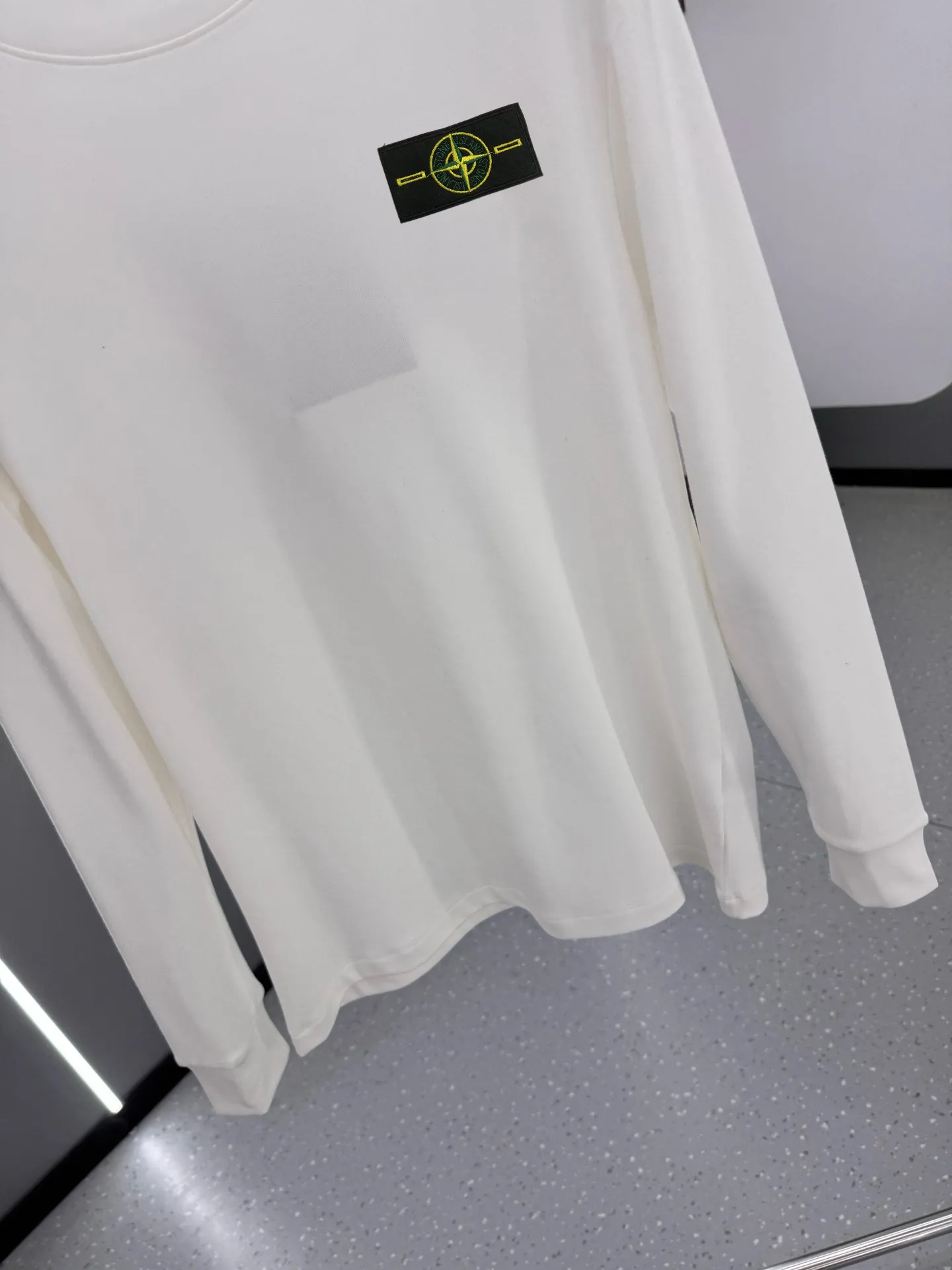 P220 Stone Island 2025 autumn and winter men's latest trade order mid-collar bottoming shirt, in full condition! ! Designed with logo embroidery! Customized 100% pure cotton fabric! Weighing 330g, the upper body is comfortable and breathable, not stiff, and has a rich three-dimensional feel overall. It is a quality export order that meets the simple needs of commuters. The upper body effect is very good, slimming, and not picky about the figure. The fabric workmanship is impeccable. Black White Size: XS-2XL